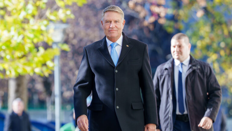 klaus-iohannis,-impreuna-cu-sotia-la-slujba-de-florii,-la-sibiu.-mesajul-transmis-de-fostul-presedinte