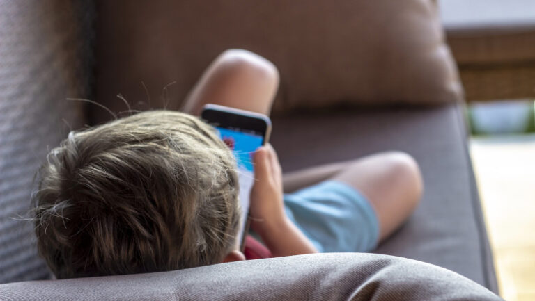 studiu:-copiii-care-petrec-peste-trei-ore-pe-zi-pe-retelele-sociale-sunt-mai-predispusi-la-anxietate-si-depresie-in-adolescenta