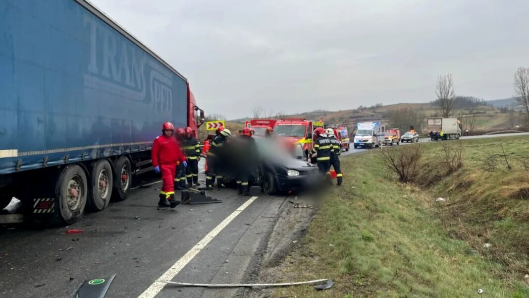 update:-sase-raniti-in-urma-unui-accident-intre-doua-camioane-si-o-masina,-in-cluj
