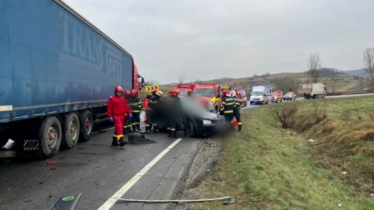 update:-sase-raniti-in-urma-unui-accident-intre-doua-camioane-si-o-masina,-in-cluj