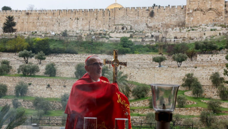 netanyahu-autorizeaza-accesul-patriarhului-latin-al-ierusalimului-la-biserica-sfantului-mormant,-dupa-scandalul-de-floriile-catolice