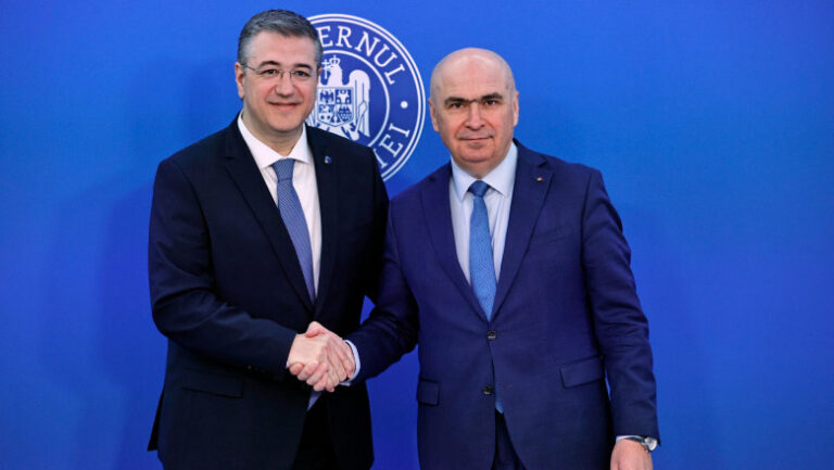 comisarul-european-pentru-transport-si-turism,-intalnire-cu-ilie-bolojan-la-guvern.-preturile-la-carburanti,-printre-temele-de-discutie