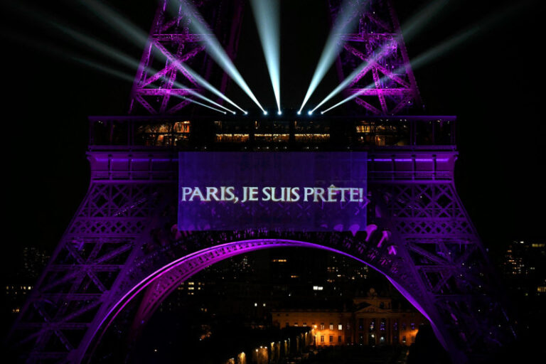 celine-dion-si-a-anuntat-revenirea-pe-scena-cu-un-mesaj-pe-turnul-eiffel:-cantareata-va-sustine-o-serie-de-concerte-la-paris