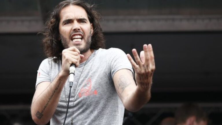 procesul-in-care-actorul-britanic-russel-brand-e-acuzat-de-viol,-amanat-pana-la-toamna