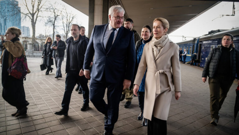 kaja-kallas-si-ministri-de-externe-din-ue-au-ajuns-in-ucraina-pentru-comemorarea-victimelor-masacrului-de-la-bucea