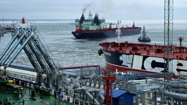 rusia-a-ramas-fara-unul-dintre-cele-mai-mari-porturi-petroliere-dupa-ce-ucraina-l-a-lovit-de-patru-ori-intr-o-saptamana