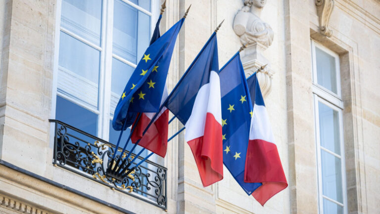 noii-primari-de-extrema-dreapta-din-franta-au-dat-jos-drapelul-ue:-un-ministru-le-spune-ca-gestul-este-o-„tradare”