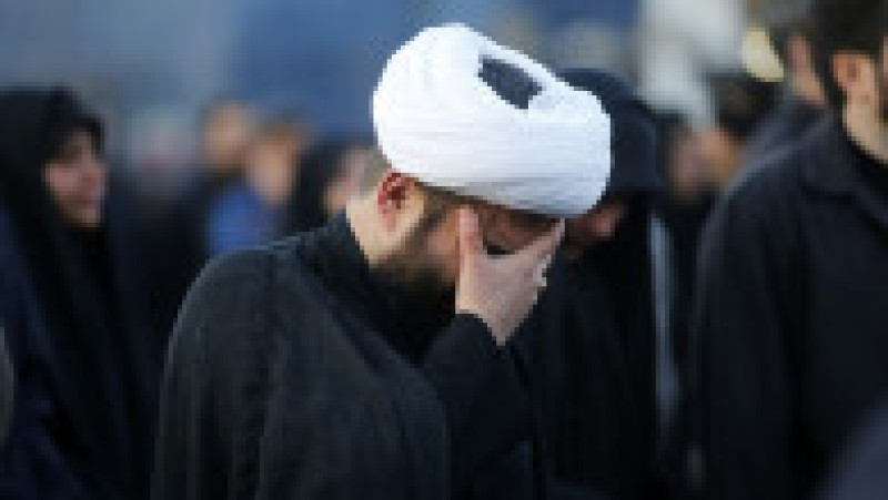 Oamenii se adună pentru a organiza o demonstrație după anunțul că liderul iranian Ayatollah Ali Khamenei a fost ucis în atacurile americane-israeliene din Teheran, Iran, pe 1 martie 2026. O mulțime numeroasă s-a adunat în Piața Enghelab (Revoluției) din capitala Teheran, scandând sloganuri anti-SUA și anti-Israel, în timp ce fluturau steaguri iraniene și postere cu Khamenei. Foto: Profimedia | Poza 1 din 5