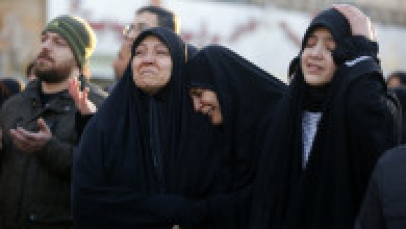 Oamenii se adună pentru a organiza o demonstrație după anunțul că liderul iranian Ayatollah Ali Khamenei a fost ucis în atacurile americane-israeliene din Teheran, Iran, pe 1 martie 2026. O mulțime numeroasă s-a adunat în Piața Enghelab (Revoluției) din capitala Teheran, scandând sloganuri anti-SUA și anti-Israel, în timp ce fluturau steaguri iraniene și postere cu Khamenei. Foto: Profimedia | Poza 2 din 5