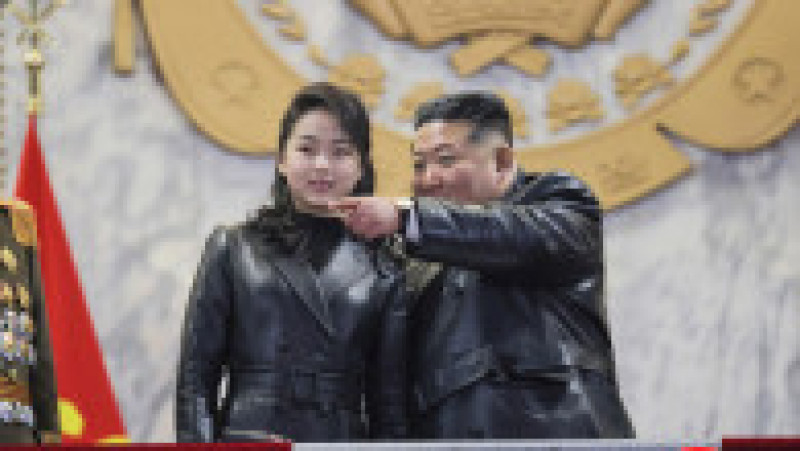 Liderul nord-coreean Kim Jong-un și fiica sa, Kim Ju-ae, la parada militară organizată cu ocazia celui de-al 9-lea Congres al Partidului Muncitorilor din Coreea, în Piața Kim Il-ung din Phenian. Foto: Profimedia | Poza 1 din 8