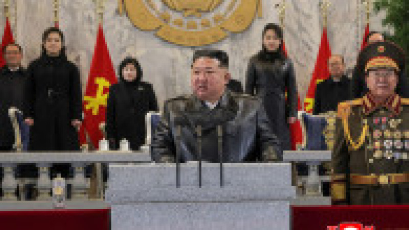 Liderul nord-coreean Kim Jong-un și fiica sa, Kim Ju-ae, la parada militară organizată cu ocazia celui de-al 9-lea Congres al Partidului Muncitorilor din Coreea, în Piața Kim Il-ung din Phenian. Foto: Profimedia | Poza 2 din 8