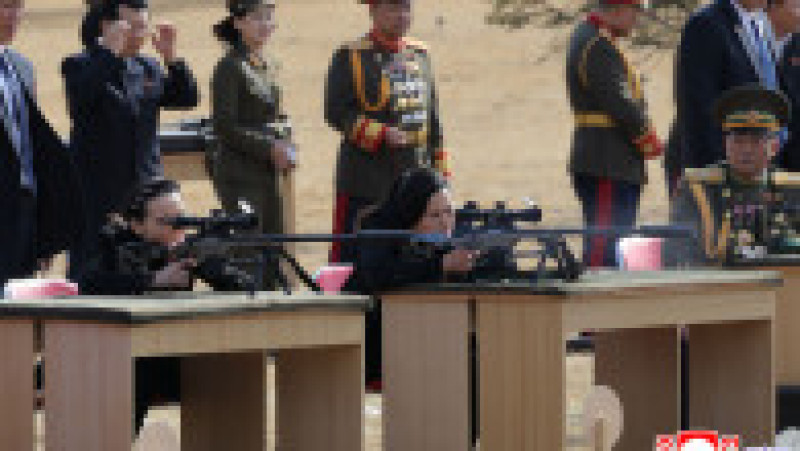 Kim Yo-jong (stânga), sora lui Kim Jong-un, și alți oficiali militari, testează puști cu lunetă. Foto: Profimedia | Poza 6 din 7
