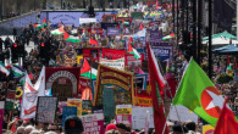 Sute de mii de persoane au participat sâmbătă la un protest în centrul Londrei împotriva extremei drepte, organizat de Together Alliance, pe fondul tensiunilor legate de discursul anti-imigrație și mobilizarea grupărilor radicale. Foto Profimedia | Poza 1 din 9