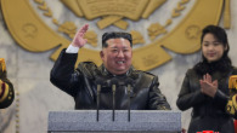 Liderul nord-coreean Kim Jong-un și fiica sa, Kim Ju-ae, la parada militară organizată cu ocazia celui de-al 9-lea Congres al Partidului Muncitorilor din Coreea, în Piața Kim Il-ung din Phenian. Foto: Profimedia | Poza 4 din 8