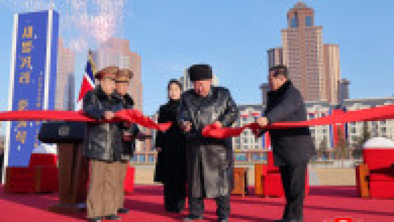 Liderul nord-coreean Kim Jong un, la ceremonia de inaugurare a unei noi străzi cu clădiri rezidențiale din Phenian. Foto: Profimedia | Poza 7 din 8