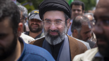 Mojtaba Khamenei cu turban si ochelari si barba