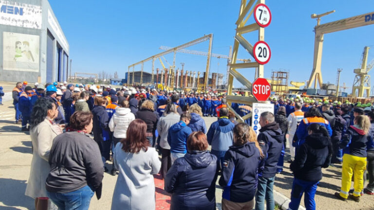 a-10-a-zi-de-protest-la-santierul-naval-mangalia.-angajatii-ies-din-nou-in-curte,-in-ciuda-deciziei-guvernului-privind-salariile