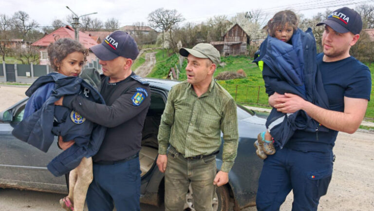 padurarul-care-le-a-salvat-pe-cele-doua-fetite-disparute-in-mures,-premiat-de-romsilva.-aurel-frandes-a-primit-o-diploma-si-bani