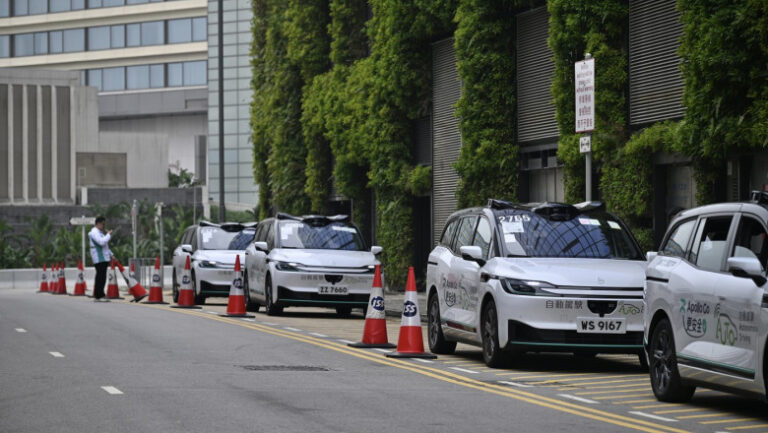 haos-in-traficul-din-wuhan,-dupa-o-„defectiune-de-sistem”-al-unui-serviciu-de-robotaxi.-ingrijorari-privind-vehiculele-autonome