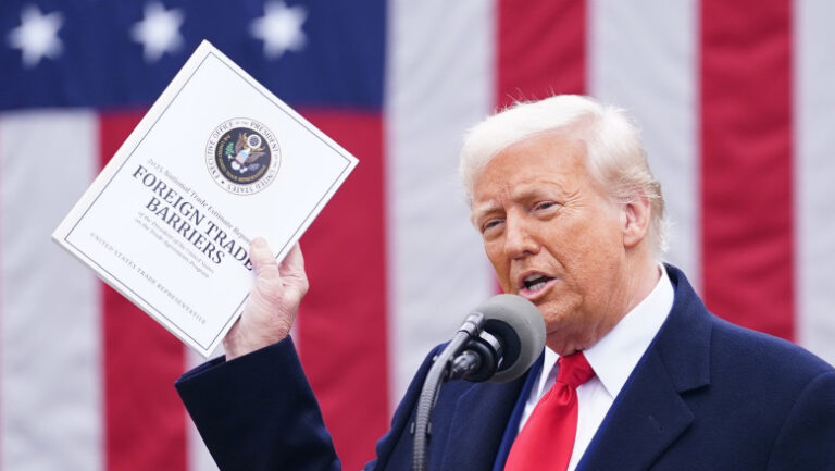 un-an-de-la-„ziua-eliberarii”:-cum-au-schimbat-tarifele-lui-donald-trump-economia-mondiala