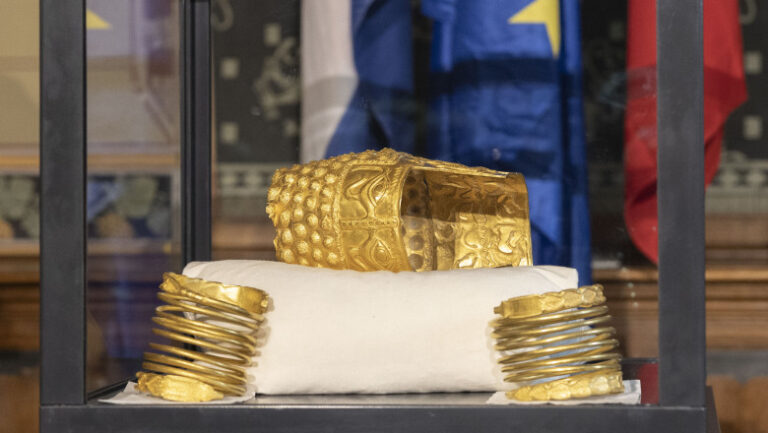nicusor-dan,-prima-reactie-dupa-recuperarea-coifului-de-la-cotofenesti-si-a-doua-bratari-dacice:-„parte-a-identitatii-noastre-istorice”