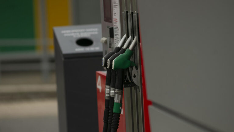 criza-combustibililor.-cehia-plafoneaza-preturile-la-carburanti-si-reduce-acciza-la-motorina