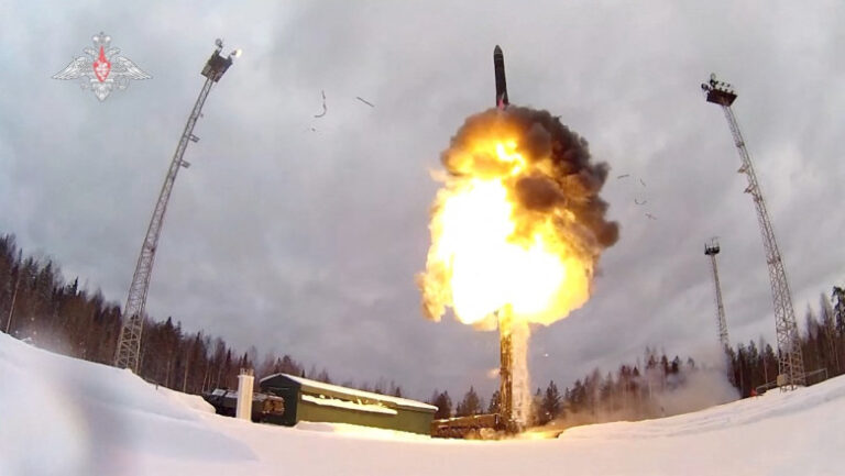 putin-isi-arata,-din-nou,-muschii-nucleari.-exercitii-cu-rachete-intercontinentale-si-simularea-luptei-pe-teritoriul-radioactiv
