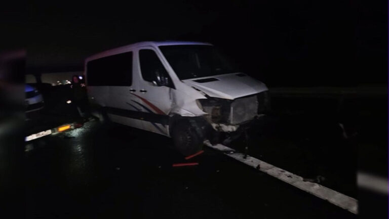 microbuz-implicat-intr-un-accident-grav-pe-a1.-cinci-oameni-au-ajuns-la-spital