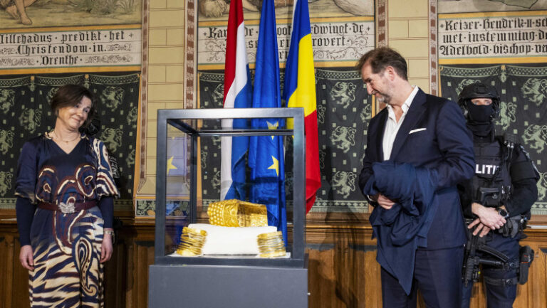 primele-detalii-despre-operatiunea-de-aducere-in-tara-a-coifului-de-la-cotofenesti-si-bratarilor-dacice-recuperate-din-olanda