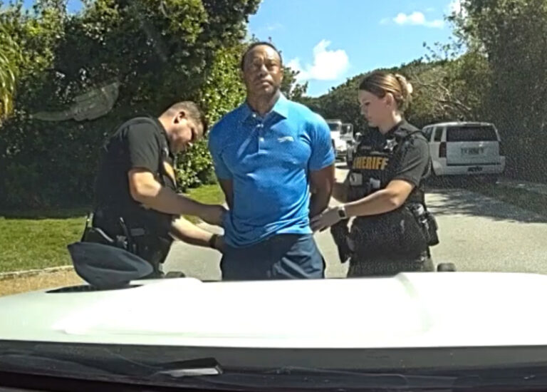 tiger-woods,-la-telefon-cu-donald-trump-dupa-accident,-surprins-de-camera-politiei