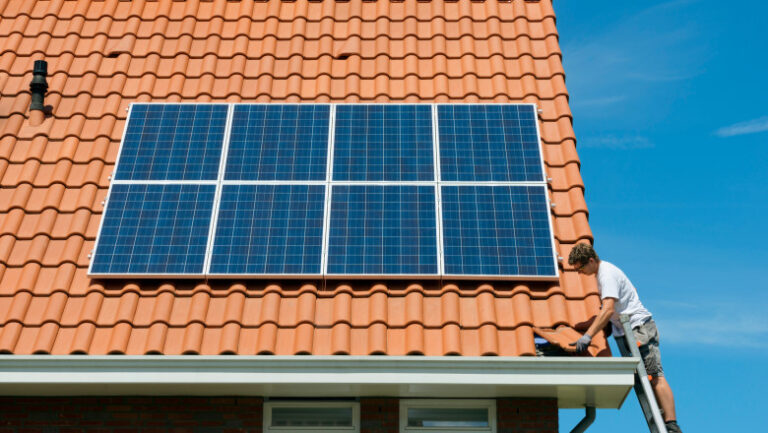 anre-a-pus-in-consultare-regulile-pentru-comunitatile-de-energie.-cum-vor-putea-romanii-sa-produca-si-sa-imparta-energie