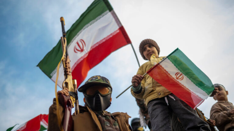 masuri-disperate-in-iran-inaintea-unei-posibile-invazii-terestre.-teheranul-a-inceput-recrutarea-copiilor