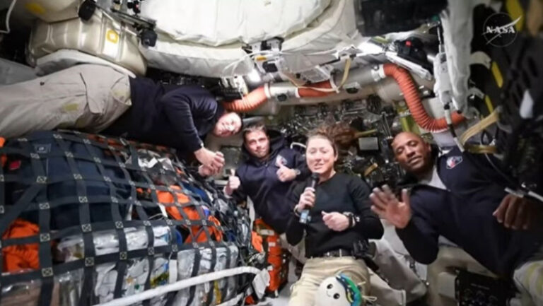 „crede-ne,-arati-incredibil”.-mesajele-astronautilor-misiunii-artemis-2-din-spatiu,-la-vederea-planetei-pamant
