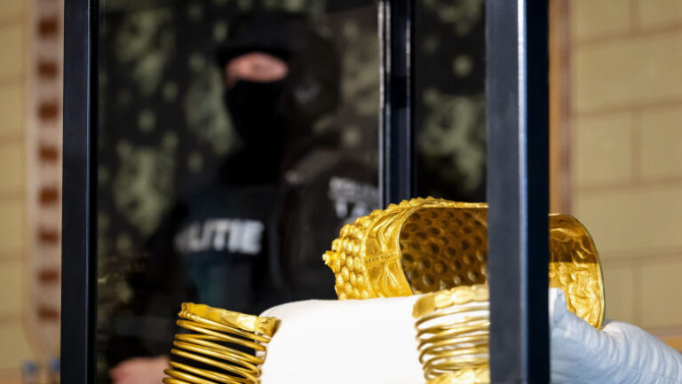 tezaurul-din-olanda-va-fi-adus-in-tara-sub-paza-stricta-expert:-exista-teorii-ale-conspiratiei.-in-ce-stare-e-coiful-de-la-cotofenesti