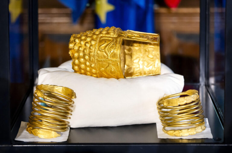 detalii-despre-coiful-de-la-cotofenesti-si-bratarile-dacice.-din-ce-secol-dateaza-si-unde-au-fost-descoperite