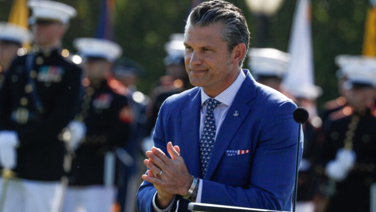 „o-nebunie”.-reprezentantii-apararii-sua,-socati-de-epurarile-in-randul-inaltilor-oficiali-militari,-ordonate-de-hegseth-in-plin-razboi