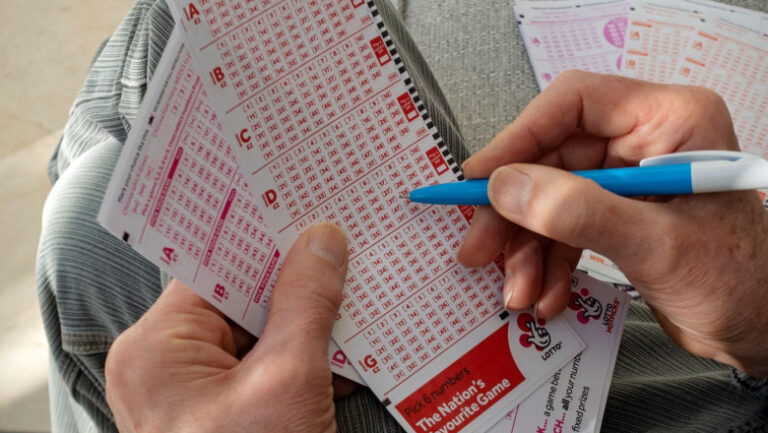 detinatorul-unui-bilet-la-loteria-britanica-a-pierdut-un-jackpot-de-10-milioane-de-lire-sterline-dupa-expirarea-termenului-limita