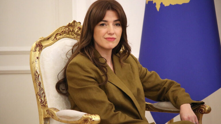 kosovo-intra-in-impas-politic:-sefa-parlamentului,-albulena-haxhiu,-a-preluat-functia-de-presedinte-interimar