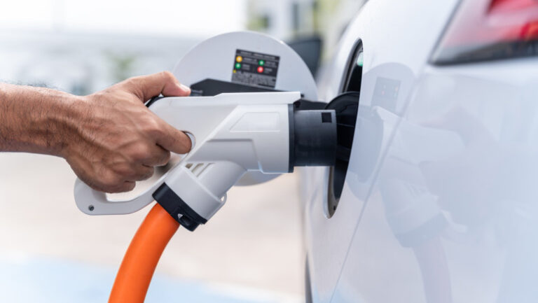 usr-vrea-sanctiuni-pentru-ocuparea-abuziva-a-locurilor-destinate-incarcarii-vehiculelor-electrice-(proiect)