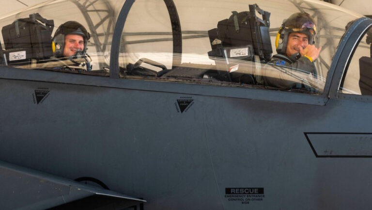 ce-rol-are-ofiterul-responsabil-cu-armamentul-de-la-bordul-unui-avion-f-15:-aviatorul-salvat-din-iran-avea-aceasta-functie