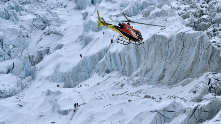 scandalul-de-pe-„acoperisul-lumii”:-cum-au-ajuns-fraudele-cu-asigurari-pe-everest-si-ce-legatura-are-bicarbonatul-de-sodiu