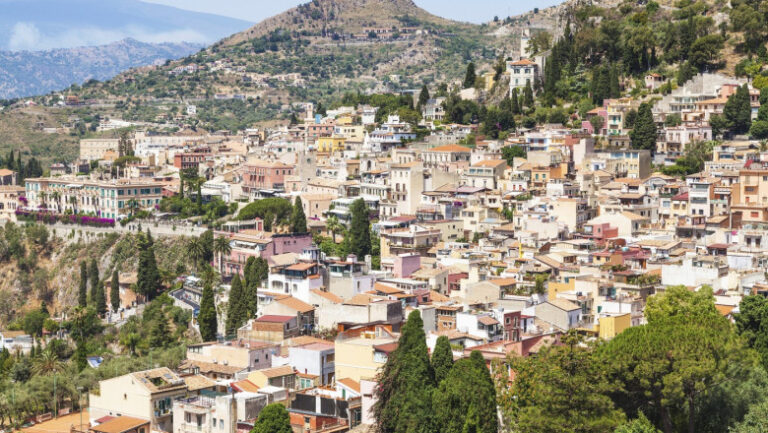o-tanara-din-sua-si-a-cumparat-o-casa-ieftina-in-sicilia,-dupa-ce-a-vazut-un-clip-viral.-renovarile-sunt-insa-de-trei-ori-mai-scumpe