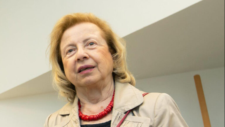 fosta-deputata-de-origine-romana-colette-avital,-ranita-de-politie-la-protestele-anti-guvernamentale-din-israel.-are-86-de-ani