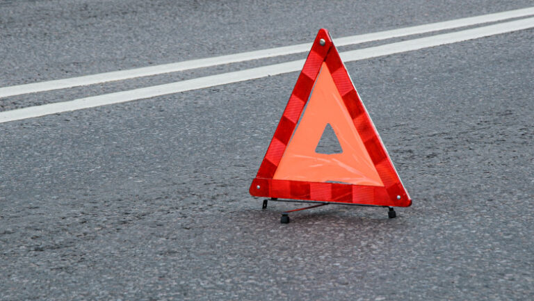 accident-grav-in-hunedoara:-doi-adolescenti-de-17-ani,-raniti-dupa-ce-motocicleta-lor-a-fost-proiectata-intr-un-tractor