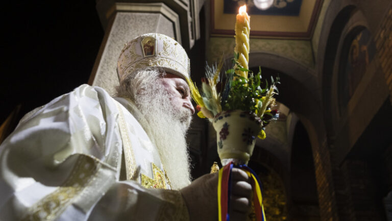 sfanta-lumina-ajunge,-sambata,-in-romania-cu-o-cursa-speciala-de-la-ierusalim