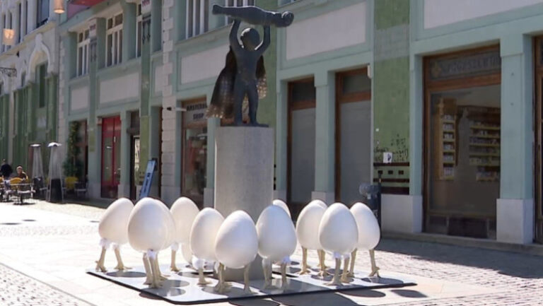 „ouale-cu-picioare”-au-declansat-un-scandal-la-timisoara,-dupa-ce-au-fost-amplasate-langa-o-statuie.-conflict-intre-artist-si-primarie