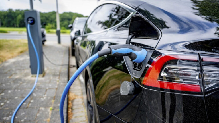 inmatricularile-de-masini-electrice-au-crescut-puternic-in-germania,-pe-fondul-crizei-carburantilor
