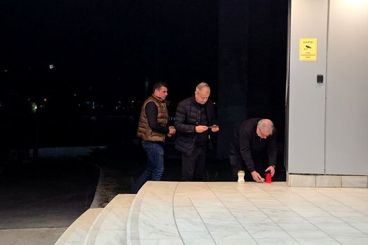 se-aprind-candele-in-fata-spitalului-universitar-de-urgenta-din-bucuresti-pentru-mircea-lucescu
