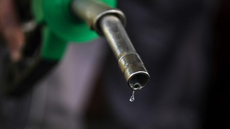 ministrul-energiei:-la-fiecare-crestere-cu-10-dolari-a-barilului-de-petrol,-litrul-de-motorina-se-scumpeste-cu-45-de-bani