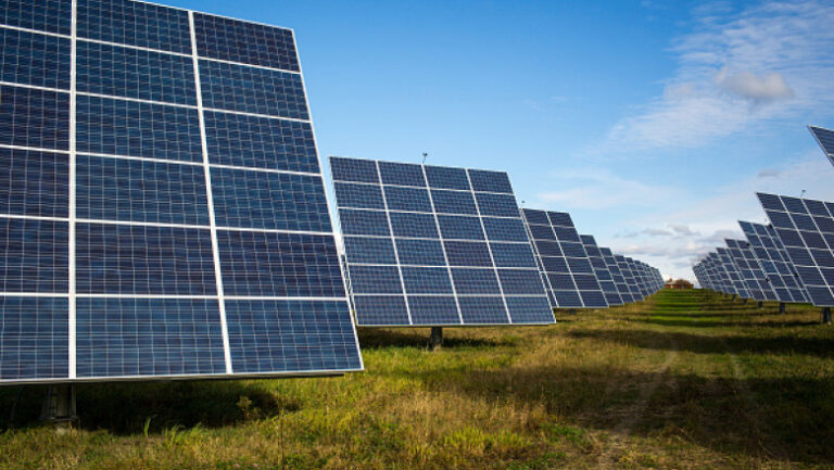 bolojan:-90%-din-avizele-tehnice-de-racordare-la-retelele-electrice-sunt-pentru-proiecte-speculative